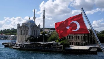 Turis Inggris Ditahan di Alanya Usai Ludahi Bendera Turki, Ancam 3 Tahun Bui