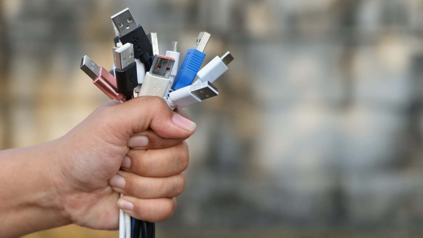 USB-C Hub vs Docking Station: Kapan Tak Perlu Beli Dock Mahal