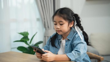 Stres Orang Tua Picu Anak Main HP Kelamaan, Ini Cara Mengatasinya