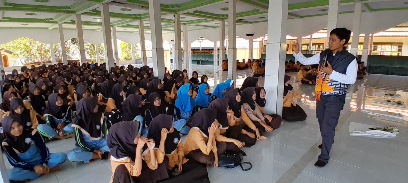 Dikpora NTB dan Paguyuban Putri Kebaya Edukasi 500 Siswa SMAN 1 Pringgabaya soal Potensi Diri dan Bahaya Merarik Kodek