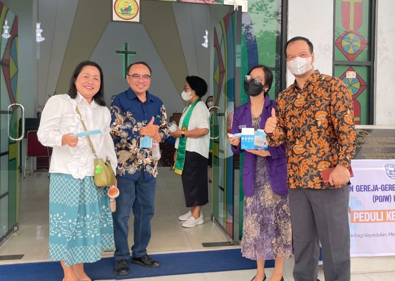 PGIW Kalbar Bagikan Masker dan Vitamin C ke 10 Gereja di Pontianak-Kubu Raya di Tengah Kabut Asap