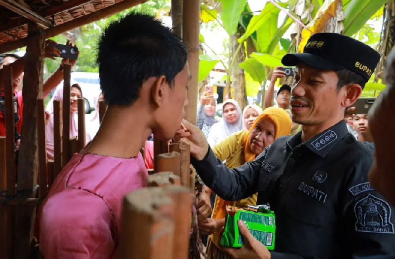 Bupati Aceh Barat Jemput Anak Gangguan Jiwa di Gubuk Desa Ujong Nga, Bawa Berobat ke Banda Aceh