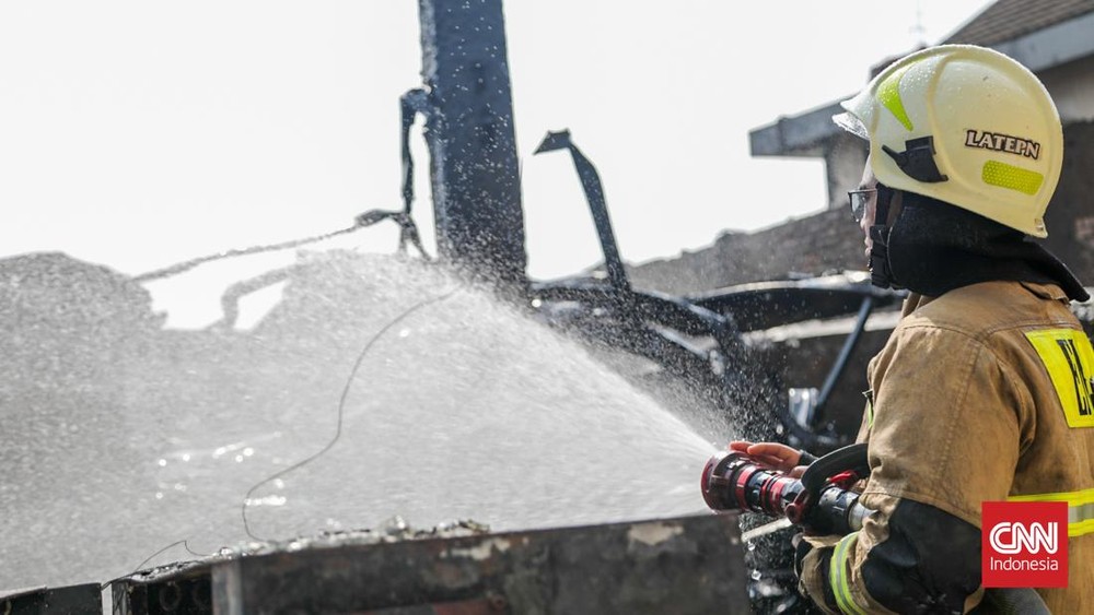 Pabrik Ritsleting PT Stretchline Batuceper Tangerang Terbakar, 8 Mobil Damkar Dikerahkan