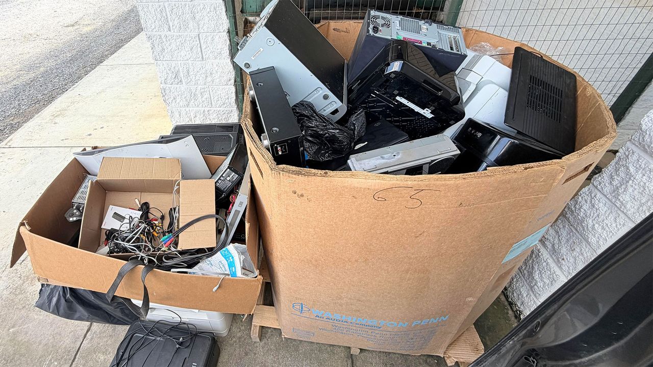 Dumpster Diver Rakit Server Proxmox dan Laptop ROG dari Sampah Elektronik
