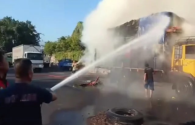 Truk Muat 4 Ton Kardus Terbakar di Terminal Cargo Baktiseraga Buleleng, Kerugian Ditaksir Rp15 Juta