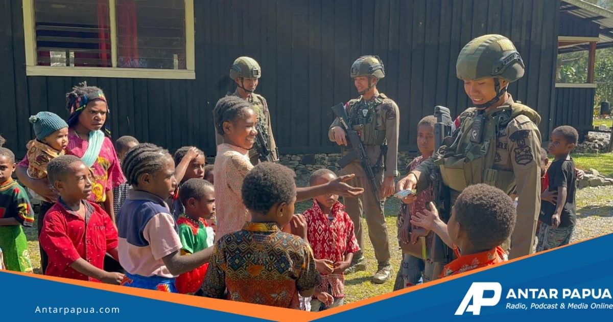 Satgas Cartenz-2026 Patroli Humanis di Puncak Jaya, Sapa Warga hingga Bagi Bingkisan ke Anak Sekolah Minggu