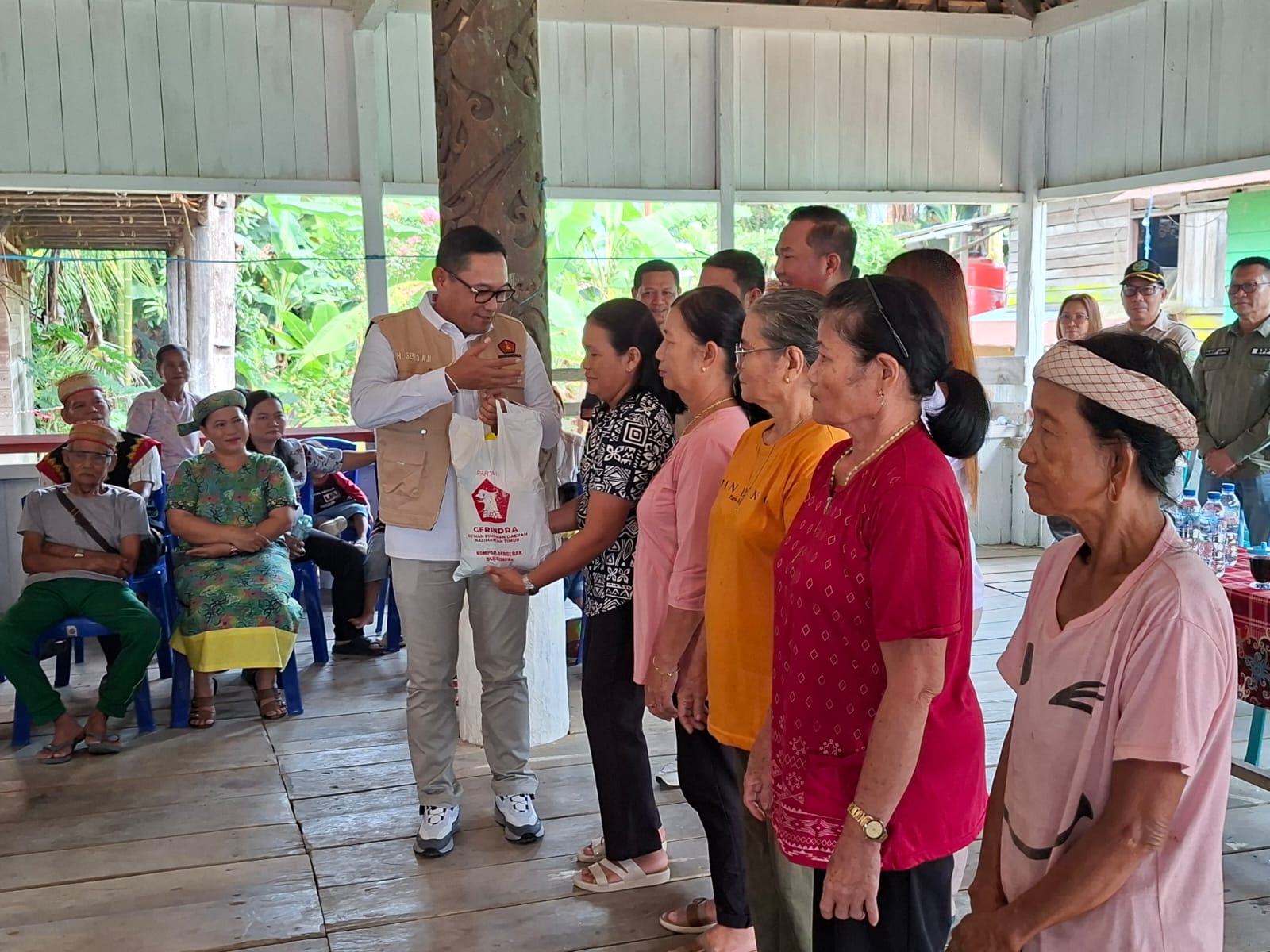 Gerindra Kaltim Salurkan 11 Ton Sembako ke Long Pahangai dan Long Apari Mahulu