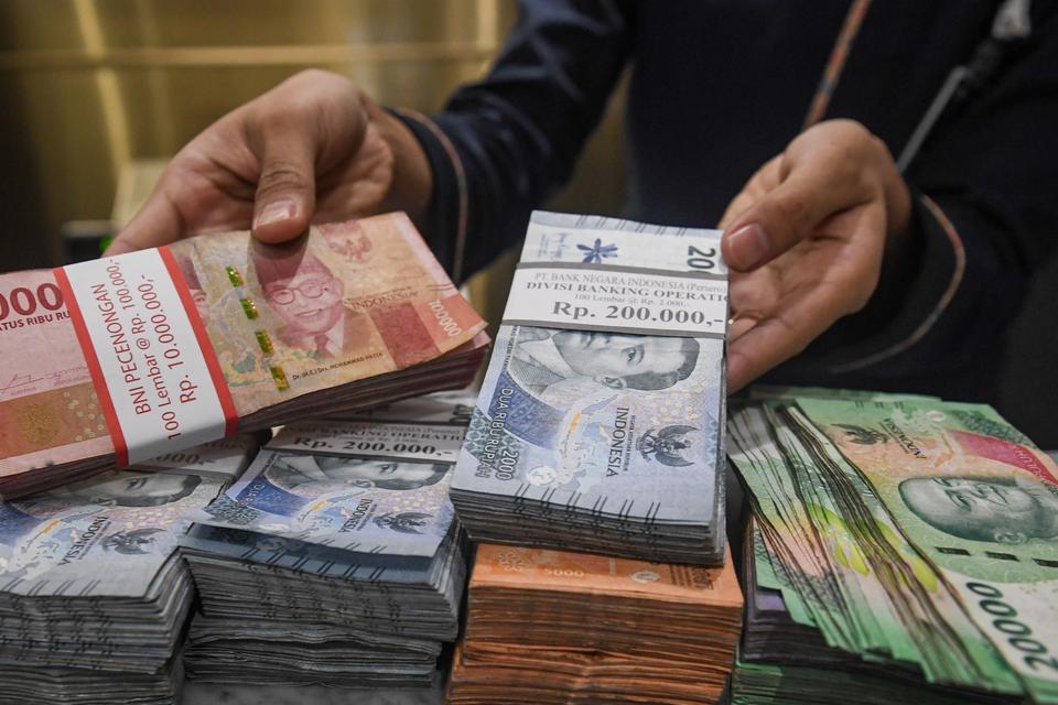 Rupiah Dibuka Menguat ke Rp 17.608, Tekanan Inflasi AS dan Minyak US$100 Masih Bayangi