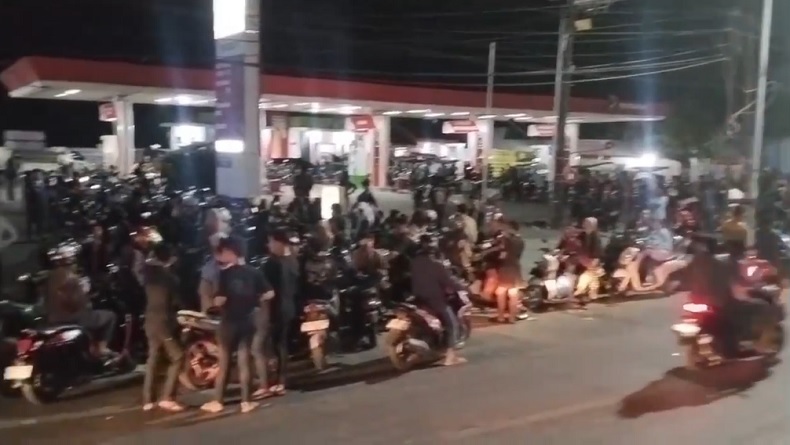 BBM Langka di Takalar, Ratusan Pengendara Adang Truk Tangki Pertamina