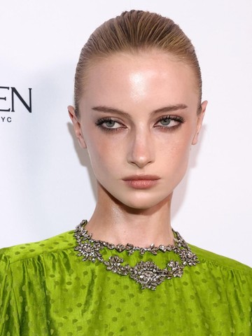 Anak Naomi Watts Raih Breakthrough Model of the Year, Cetak Sejarah