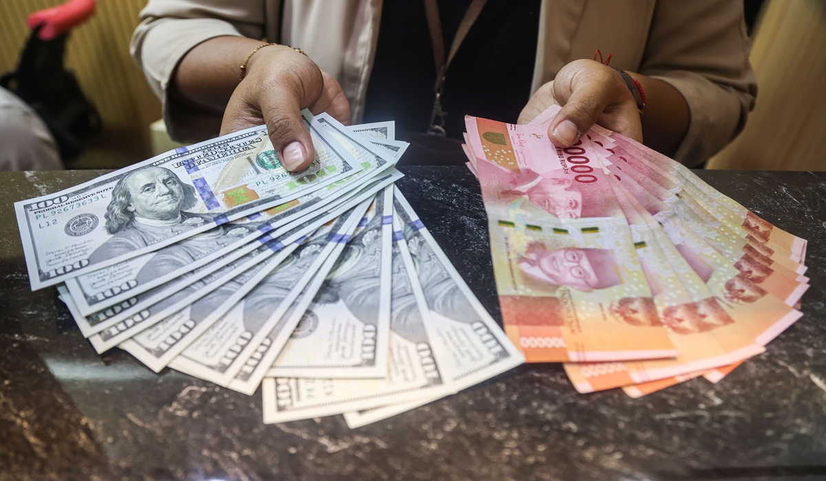 Rupiah Ditutup Melemah ke Rp17.614, Tekanan The Fed dan Harga Minyak US$100