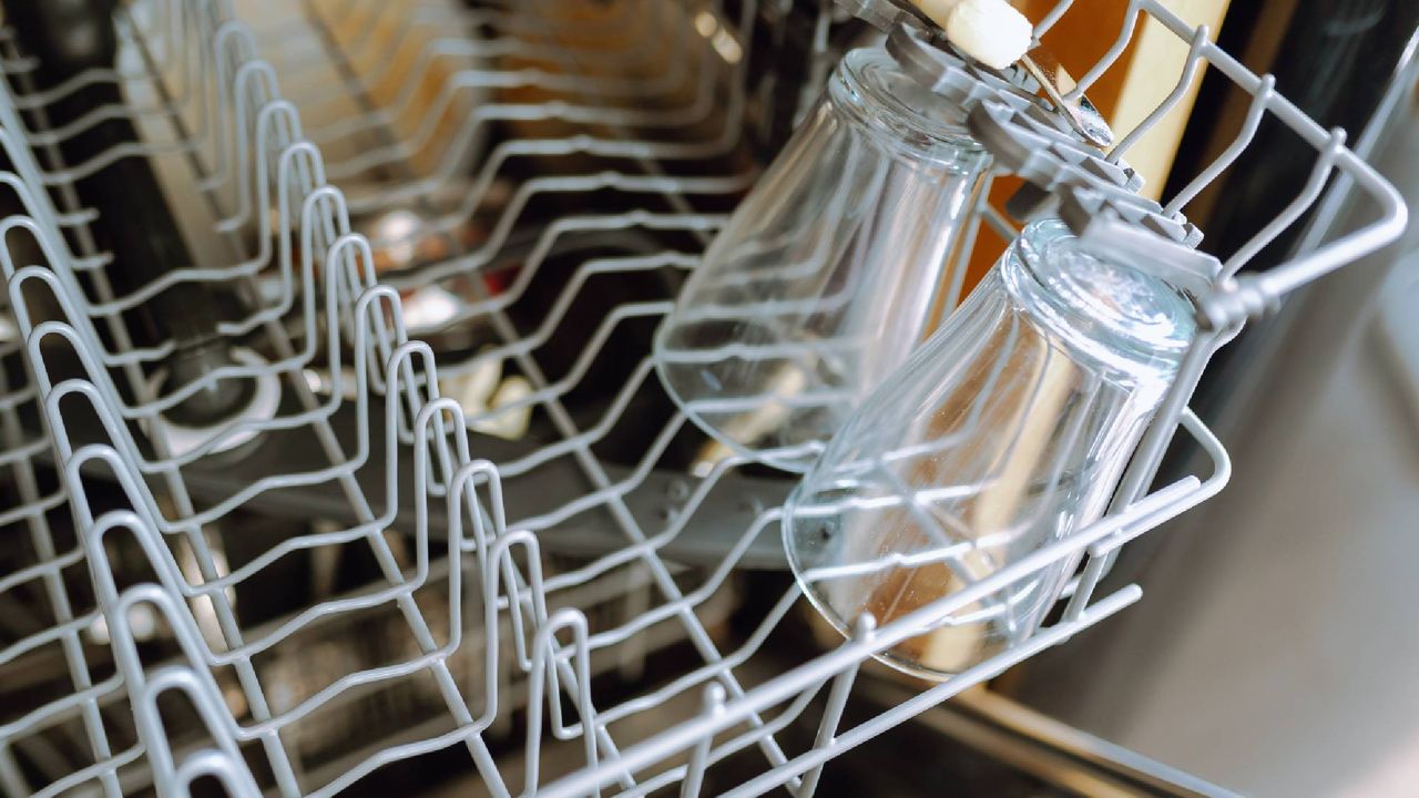 Cara Membersihkan Gelas Kusam di Dishwasher Cuma Pakai Cuka Dapur
