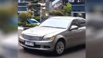 Purbaya Nyetir Mercedes-Benz C200 2008 ke Kantor Sebelum Dicopot dari Menteri Keuangan