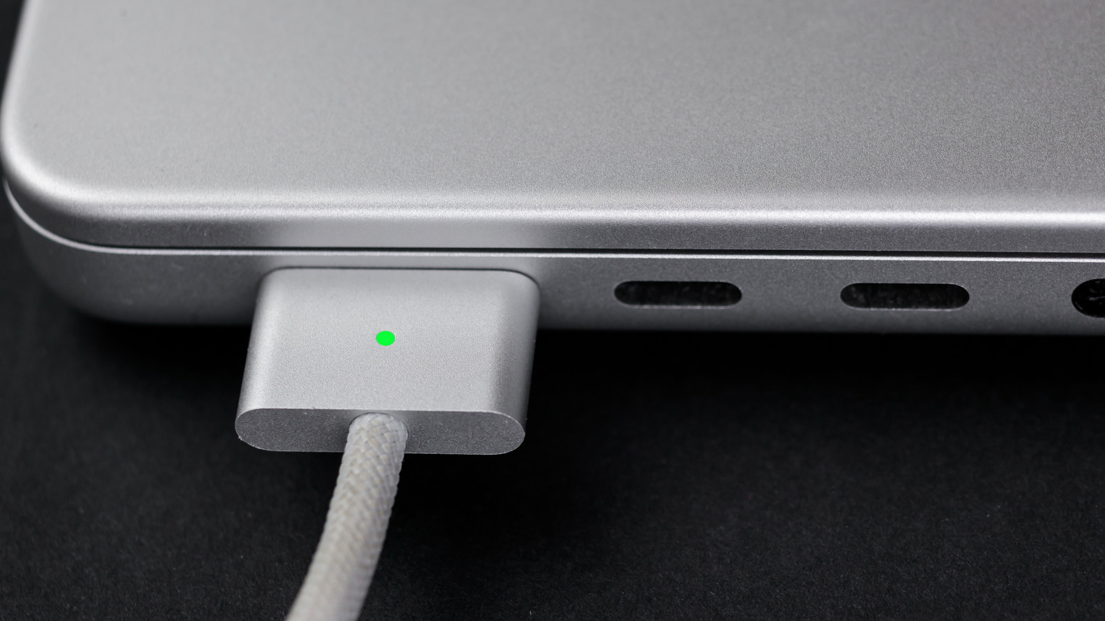 MagSafe vs USB-C untuk Charging MacBook: Mana yang Lebih Baik?