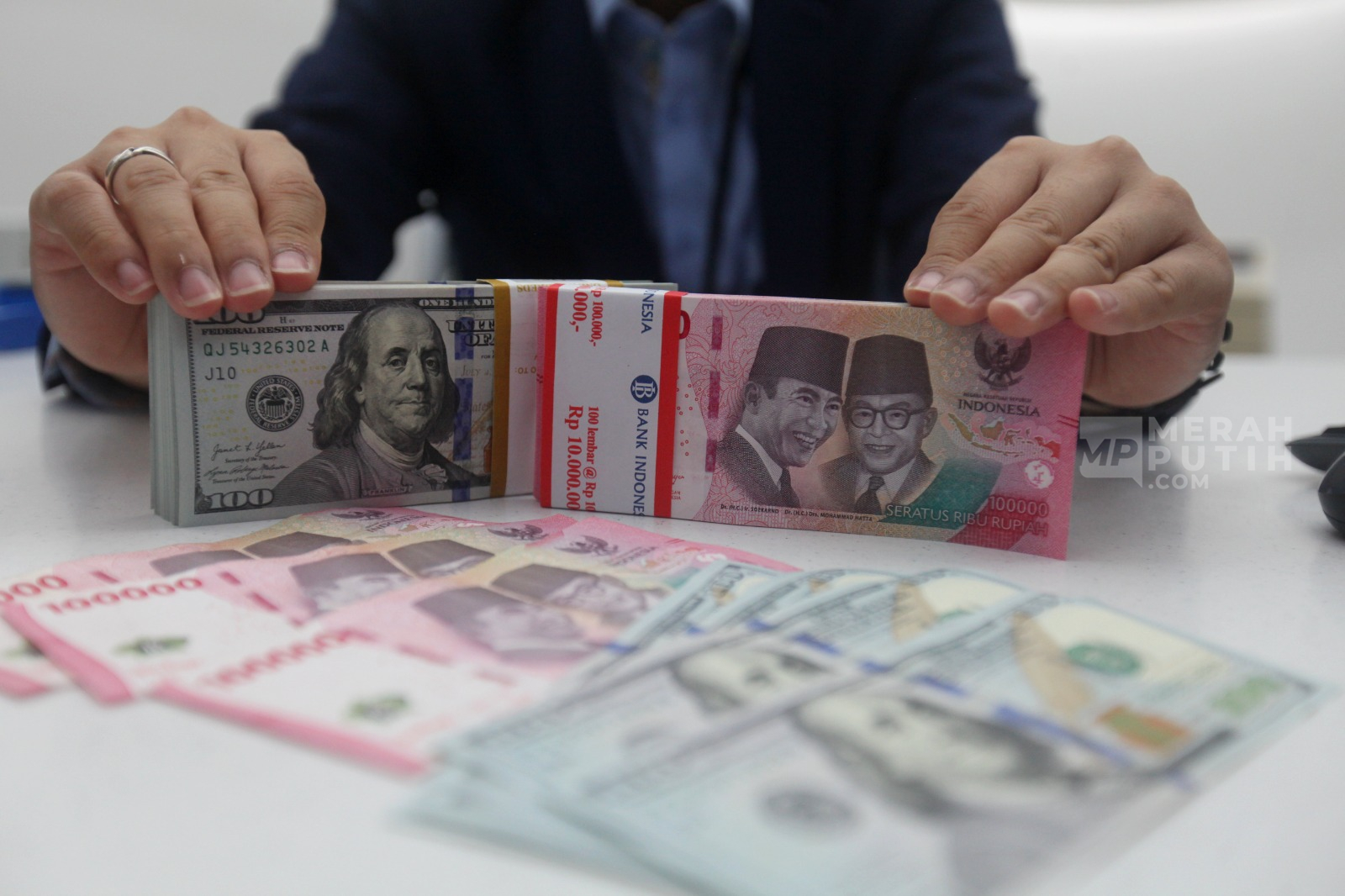 Rupiah Melemah Tipis ke Rp17.614, IHSG Dibuka Turun 7,51 Poin