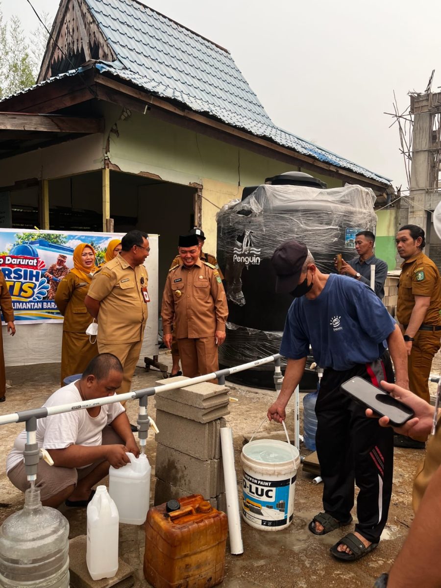 Pemprov Kalbar Salurkan 40 Ribu Liter Air Bersih ke 5 Titik Pontianak, Warga Keluhkan PDAM Asin Sepekan