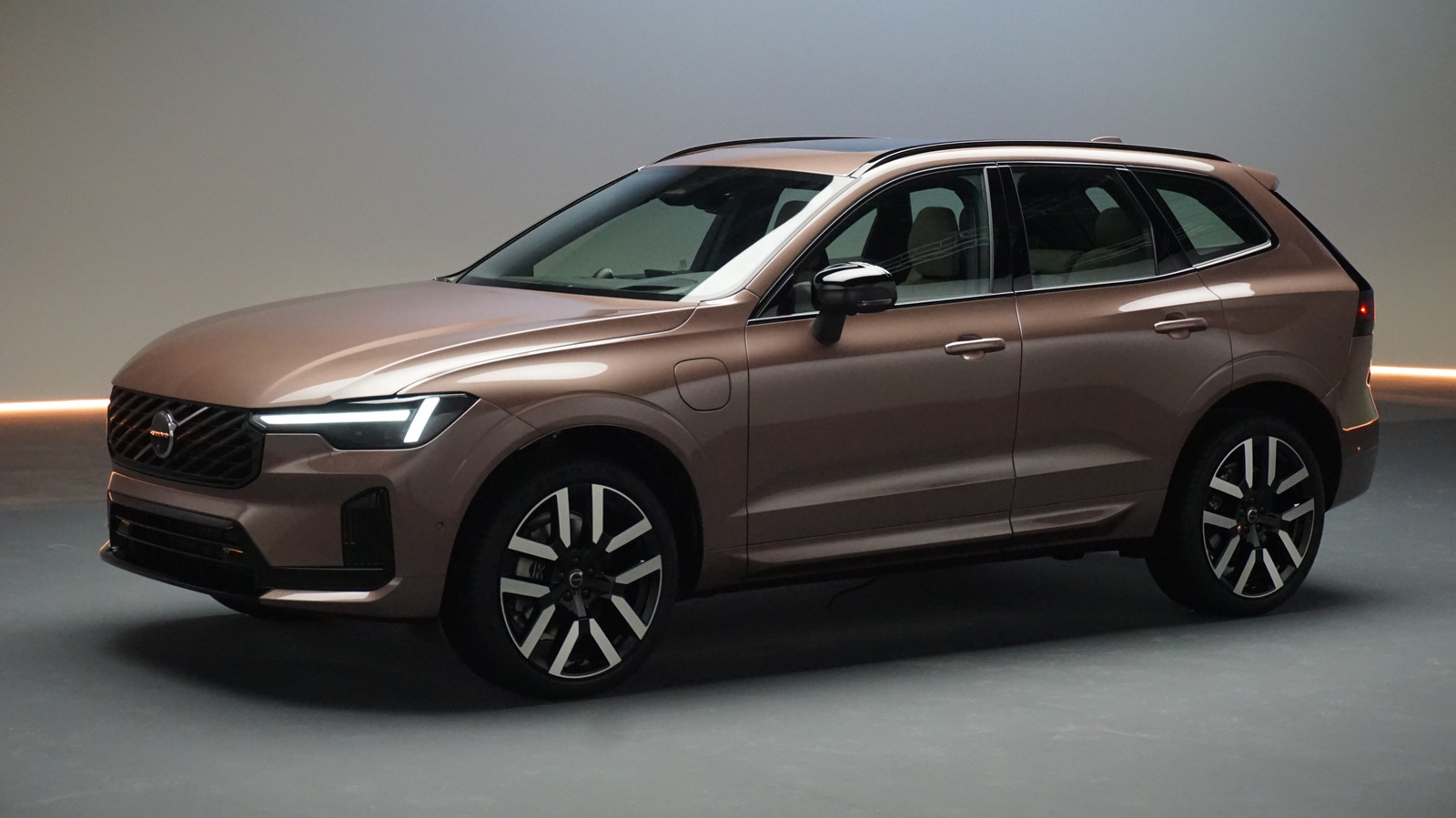 Volvo XC60 2028 Facelift Meluncur, Jarak Tempuh Listrik PHEV Tembus 125 Km