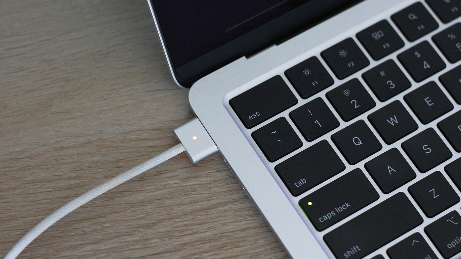 Plus Minus Pakai MagSafe untuk Charge iPhone dan MacBook