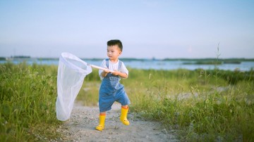 Anak Takut Coba Hal Baru? 4 Cara Mendampingi Si Kecil Lebih Berani