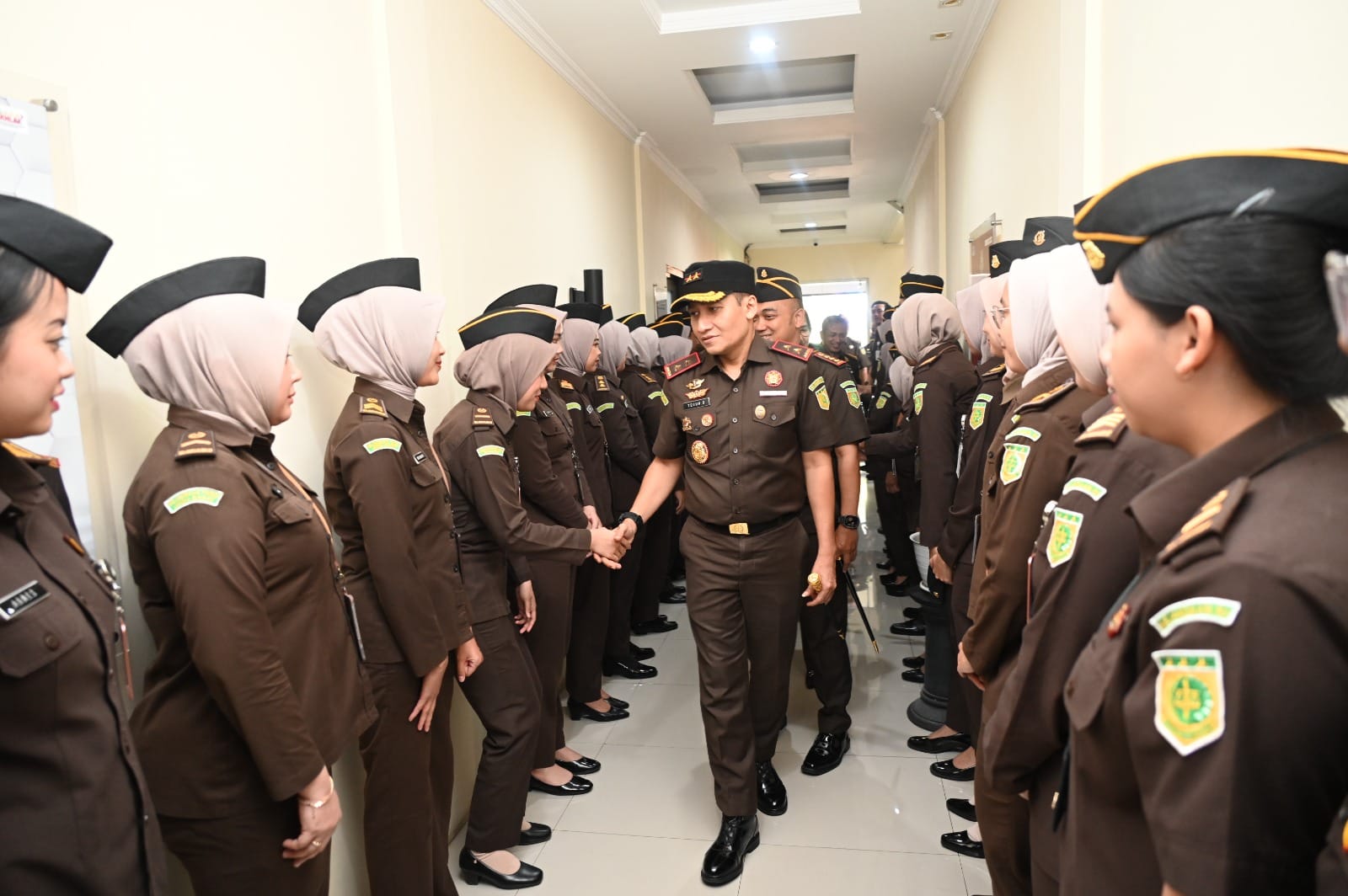 Kajati Jabar Teguh Darmawan Kunjungi 3 Kejaksaan Negeri di Kuningan dan Cirebon, Cek Ruang Barang Bukti hingga Ingatkan Jajaran Hindari Flexing