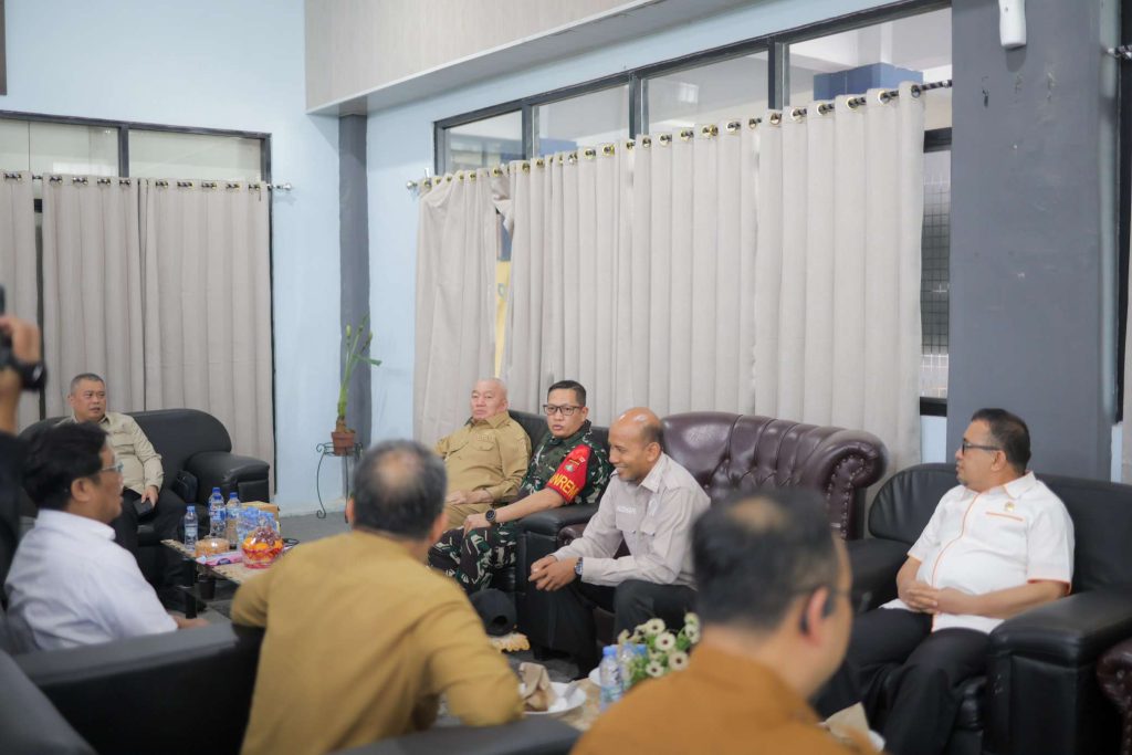 Gubernur Kalsel Muhidin Jenguk Korban Selamat KM Virgo Transport 8 di Dua Rumah Sakit Banjarmasin