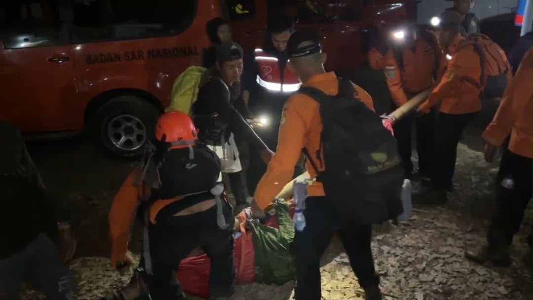 WNA China Terpeleset di Jalur Rinjani, Tim SAR Evakuasi 20 Jam hingga Dini Hari