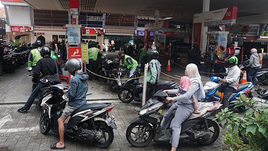 Kelangkaan BBM Subsidi di Sulawesi Picu Fenomena Jastip Antrean Bensin