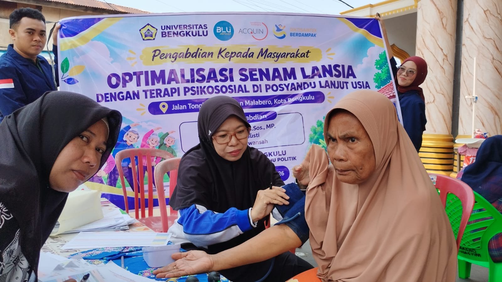 FISIP Unib Gelar Senam dan Terapi Psikososial untuk 15 Lansia Malabero, Bantu Warga Berdamai dengan Masa Lalu