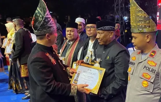 Bupati Aceh Utara Serahkan Penghargaan Tokoh Adat kepada Tgk Banta Khairullah di Penutupan Milad ke-800 Samudera Pasai