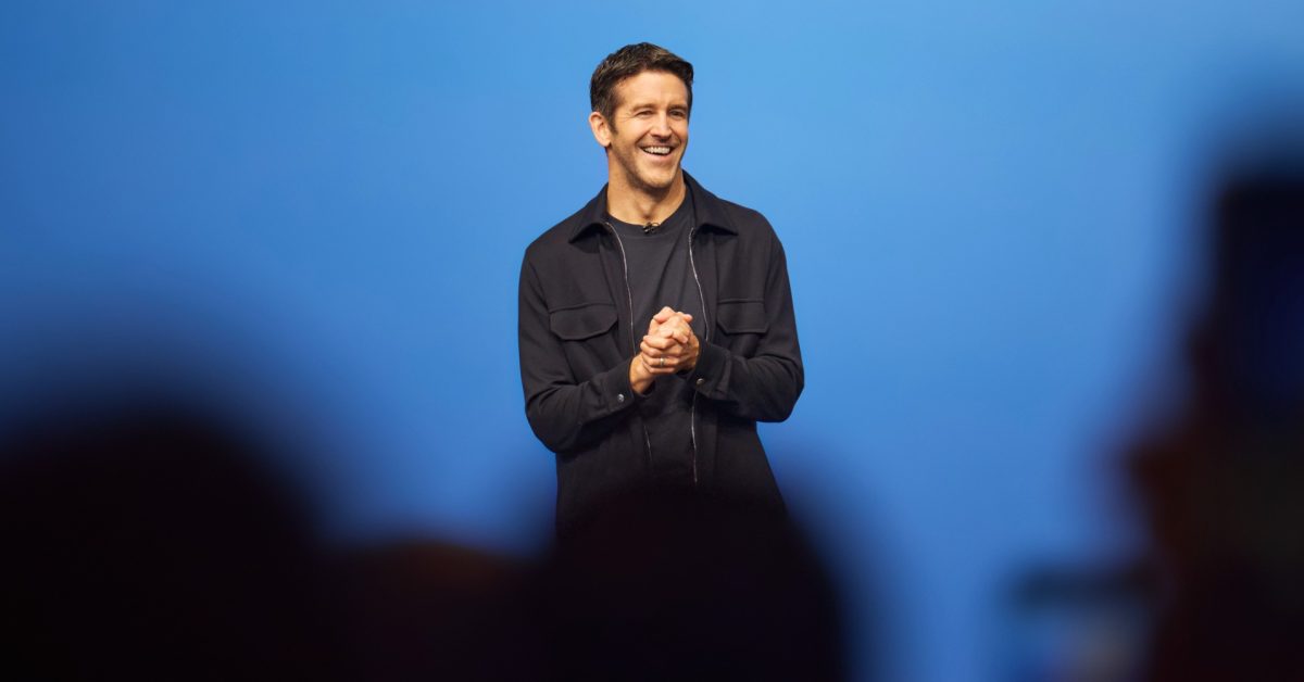 John Ternus Hadiri Emmy Awards, Pamer iPhone Duo Foldable di Kantong Jas