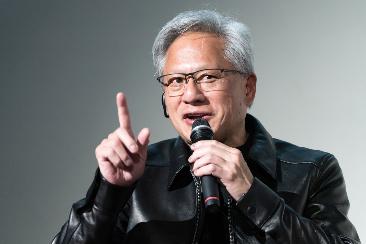 Jensen Huang Pamer iPhone Foldable di Panggung Saat Ditelepon Trump