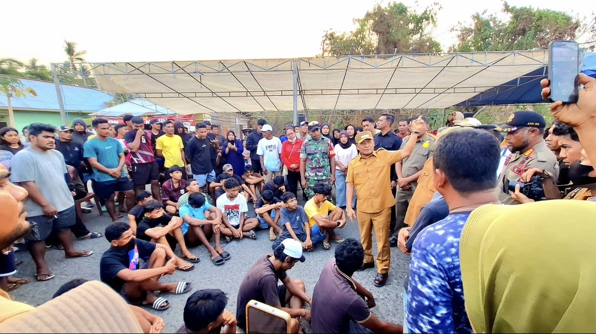 Bupati Morotai Turun Langsung Damaikan Konflik Warga Juanga-Pandanga, Pemuda Dua Desa Akhirnya Berpelukan