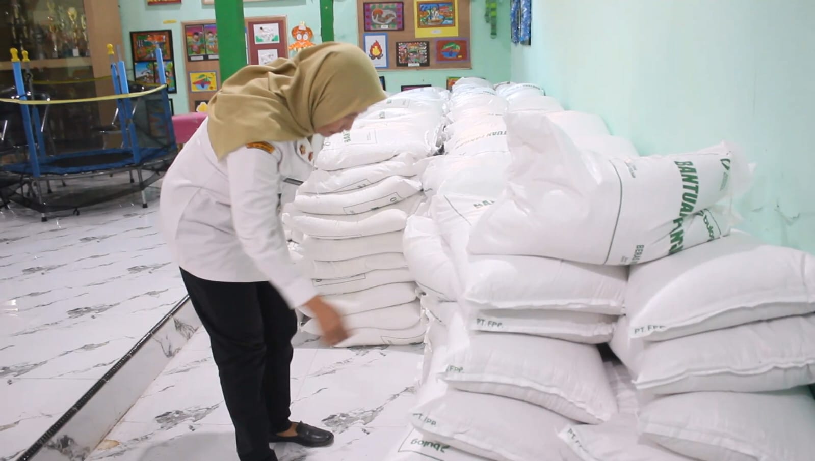 Bapanas Salurkan 30 Kg Beras ke 204 Warga Mlangsen Blora, Sawah Kering Diterpa Kemarau