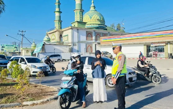 Ditlantas Polda Sultra Tegur Pengendara Tanpa Helm SNI di Bundaran Pesawat Tempur Kendari Saat Operasi Zebra Anoa 2026