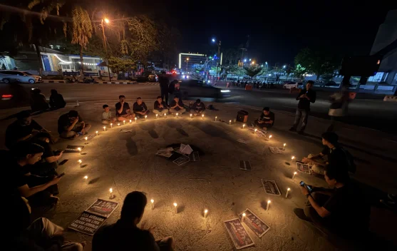 Puluhan Jurnalis Mamuju Gelar Doa Bersama dan Nyalakan Lilin untuk 5 Wartawan Hilang di Anak Krakatau