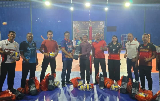 PBVSI Sulut Salurkan Bola Voli dan Net ke 9 Klub, Joko Susanto Sebut untuk Pembinaan Atlet