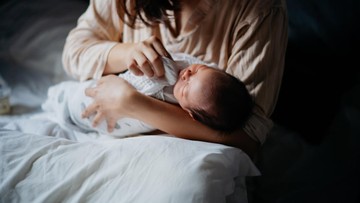 Fakta Ibu Menyusui Makan Pedas dan Penyebab Gumoh Bayi