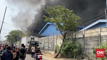 Kebakaran Pabrik Lampu di Tangerang Meluas 1 Hektar, Pemadaman 10 Jam Belum Tuntas