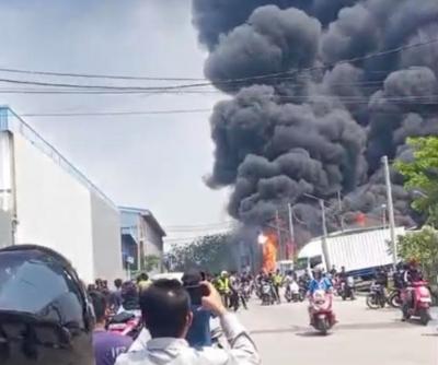 20 Gudang di Kosambi Tangerang Terbakar, BPBD Kerahkan 4 Armada Damkar
