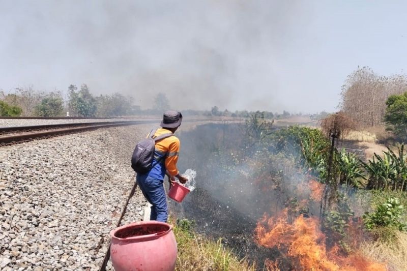 KAI Daop 7 Madiun Perketat Patroli Jalur Rawan Kebakaran Lahan di Musim Kemarau
