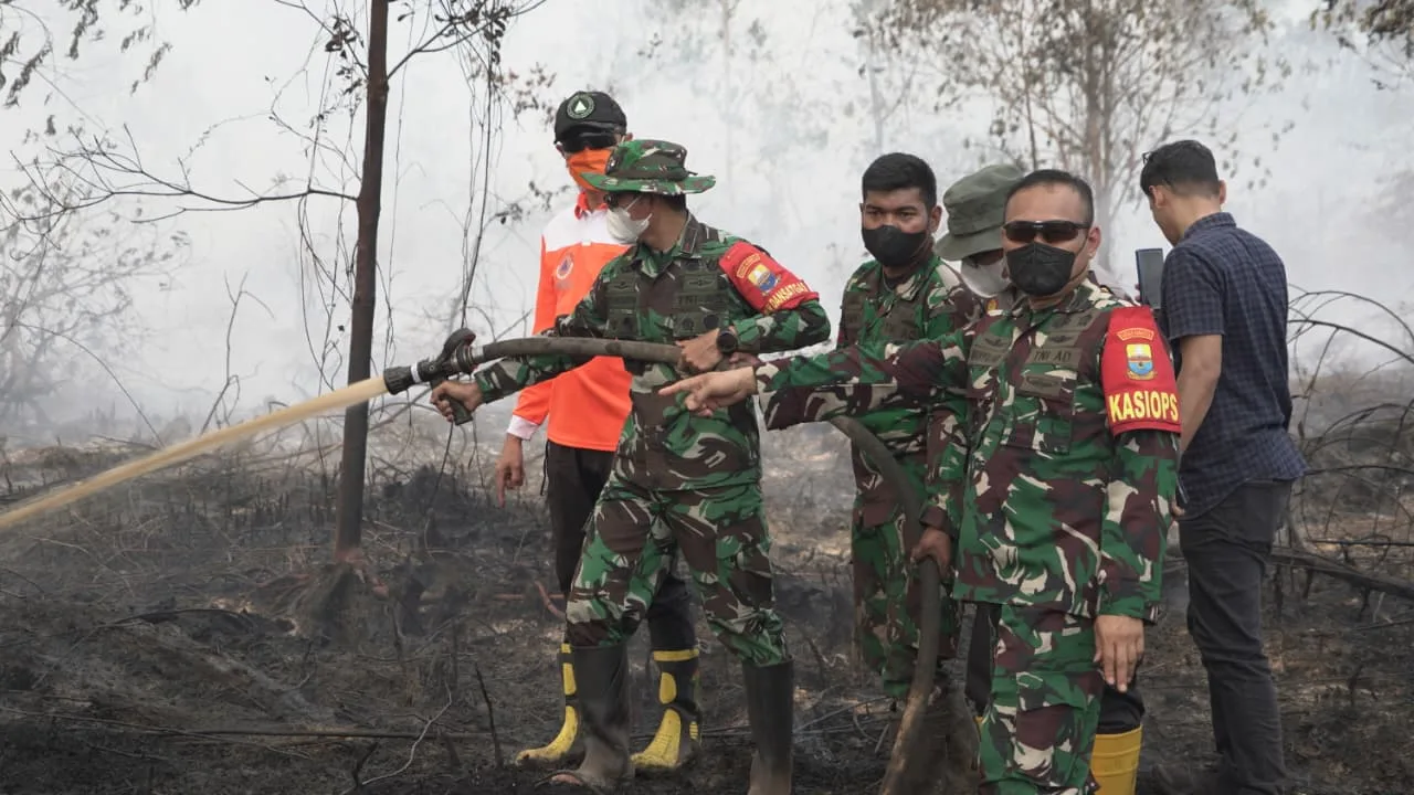 Danrem 042/Gapu dan Gubernur Jambi Tinjau Lokasi Karhutla di Londerang, Pastikan Pendinginan Bara Terus Berjalan
