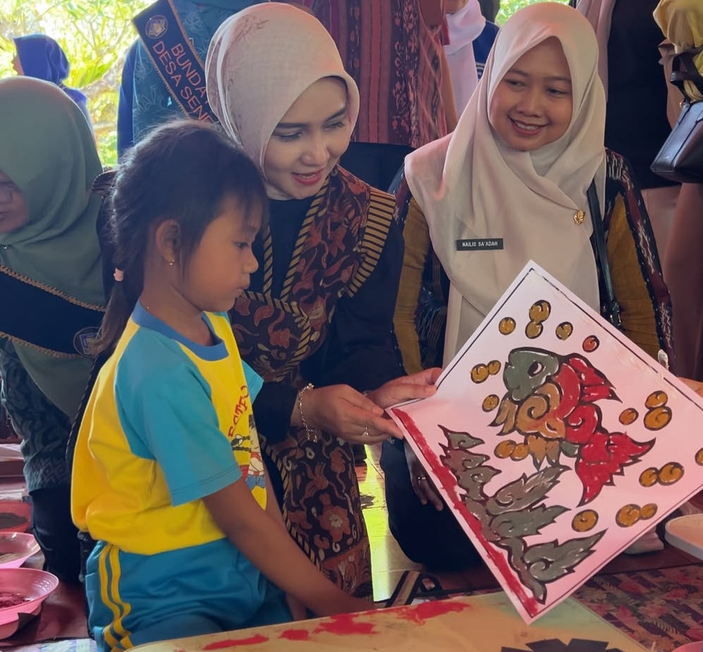 Anak Jepara Berkreasi Kolase dari Serbuk Kayu