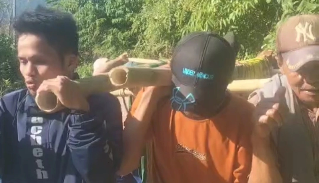 Warga Mamasa Tandu Pasien 7 Kilometer di Jalan Rusak, Ambulans Puskesmas Mehalaan Disebut Rusak