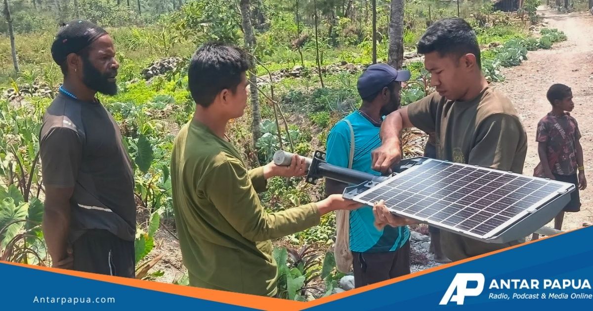 Satgas Yonif 731/Kabaresi Pasang Lampu Jalan di Kampung Julukoma, Warga Perbatasan Papua Kini Punya Penerangan Malam