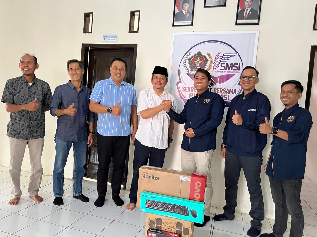 Fraksi Demokrat DPRD Pandeglang Serahkan Bantuan Komputer ke PWI dan SMSI