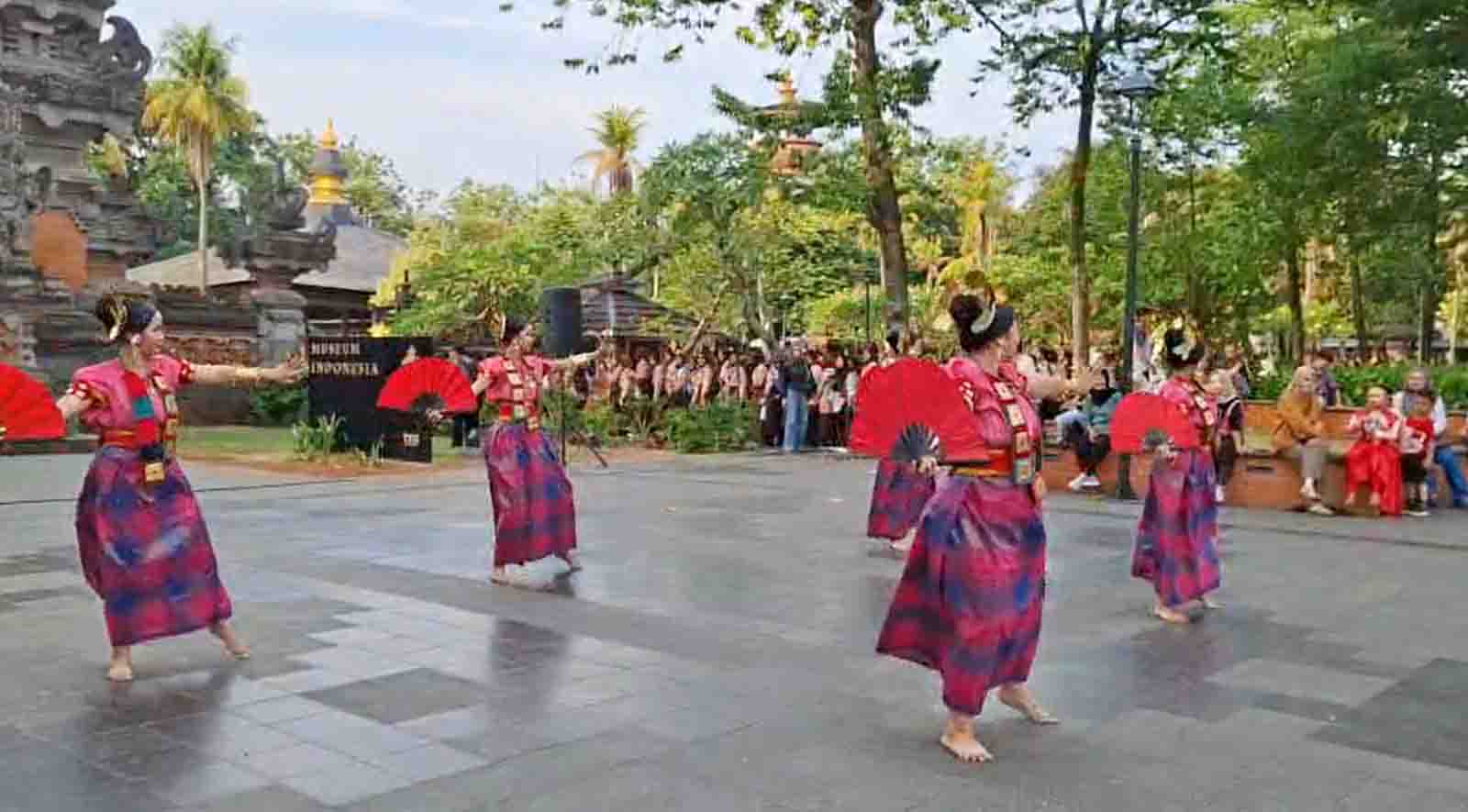 Anjungan Sulawesi Barat Tampilkan Tari Tenggang-Tenggang Lopi di Pergelaran Soul of Youth TMII