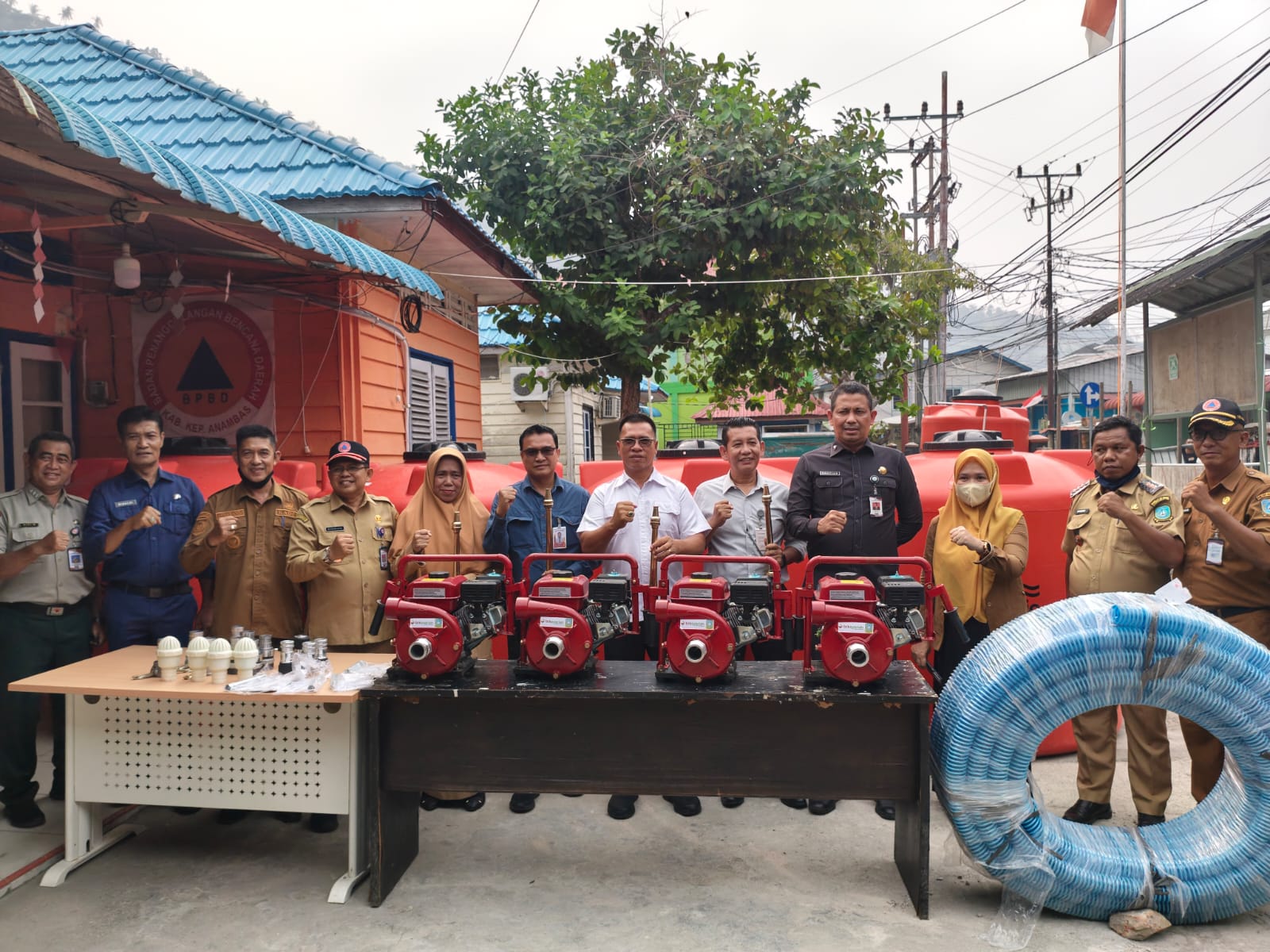 BRK Syariah Serahkan 5 Pompa dan 5 Tandon Air 2.000 Liter ke BPBD Kepulauan Anambas