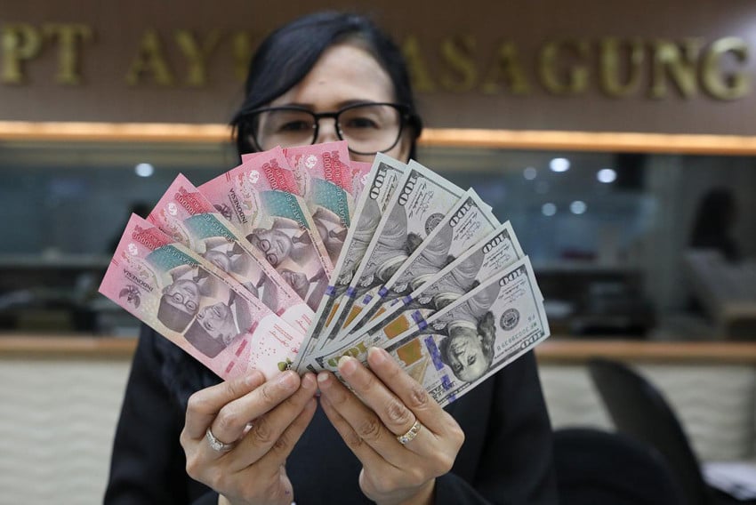 Ibrahim Assuaibi: Rupiah Ditutup Melemah ke Rp17.696 per Dolar AS