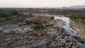 Sungai Jeneberang Gowa Mengering, Dasar Batu Jadi Wisata Dadakan