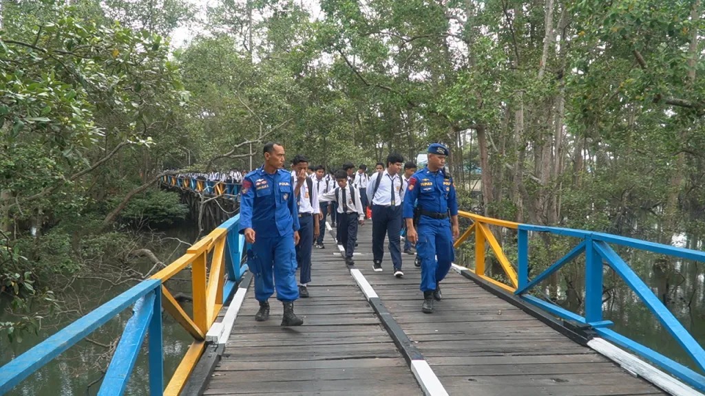 Siswa SMPN 04 Balikpapan Tanam 100 Bibit Mangrove di Mako Ditpolairud Polda Kaltim
